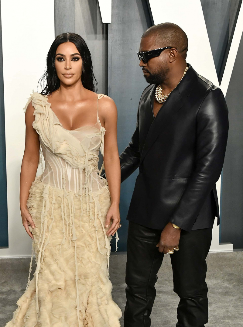   (Da esquerda para a direita) Kim Kardashian e Kanye West participam da festa do Oscar da Vanity Fair 2020 organizada por Radhika Jones no Wallis Annenberg Center for the Performing Arts em 09 de fevereiro de 2020, em Beverly Hills, Califórnia. (Foto por Frazer Harrison/Getty Images)