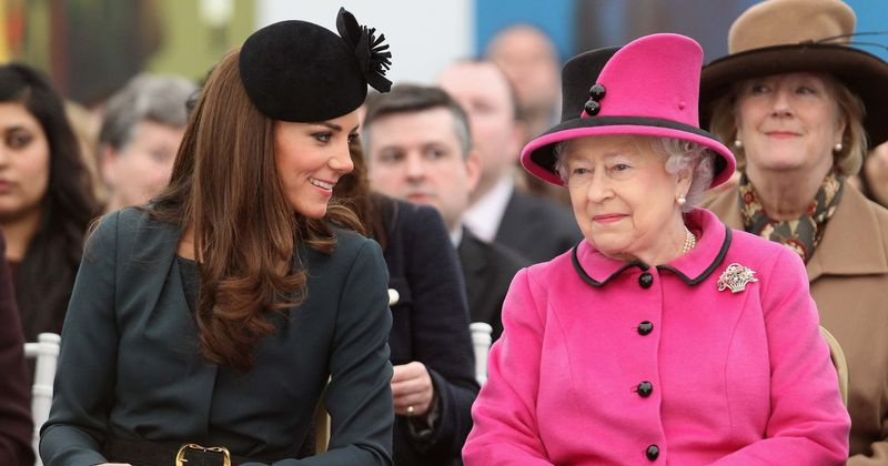 'Aldri klage, aldri forklar': Hvordan Kate Middleton legemliggjør dronning Elizabeths uoffisielle motto for offentlig liv