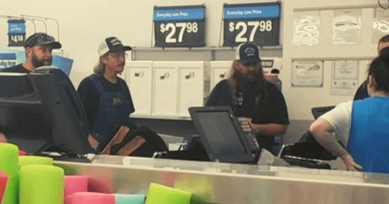 '¡Muy bien hecho!': Chris Stapleton elogiado después de que lo vieron comprando suministros para las víctimas de las inundaciones de Kentucky
