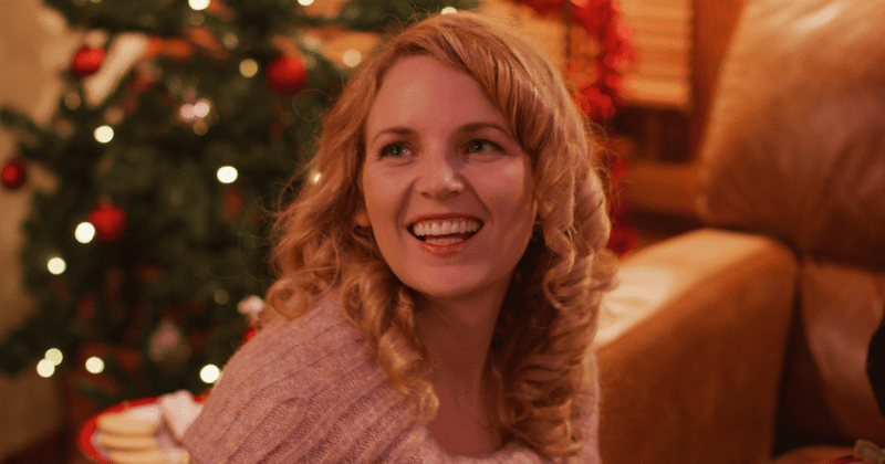 ЭКСКЛЮЗИВ | Өмір бойы «Қамалдағы Рождество» жұлдызы Брук Бурфитт мерекелік фильмді «визуалды романтикалық қашу» деп атайды