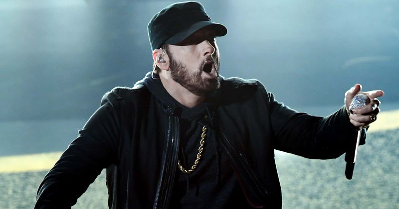 Eminem บอกให้เรารู้ว่าทำไมเขาถึงถูกเรียกว่า 'Rap God' ด้วย #GodzillaChallenge ใหม่ขอให้แฟน ๆ จับคู่กระแสของเขา