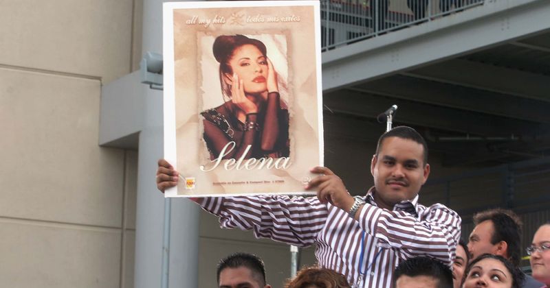 'Selena: The Real Story': โยลันดานักฆ่าและเพื่อนสนิทของเซเลน่ามีศาลเจ้าที่อุทิศให้กับซูเปอร์สตาร์ Tejano