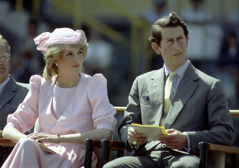  Printsess Diana ja prints Charles vaatavad oma esimese kuningliku Austraalia turnee ajal 1983. aastal Austraalias Newcastle'is ametlikku sündmust.