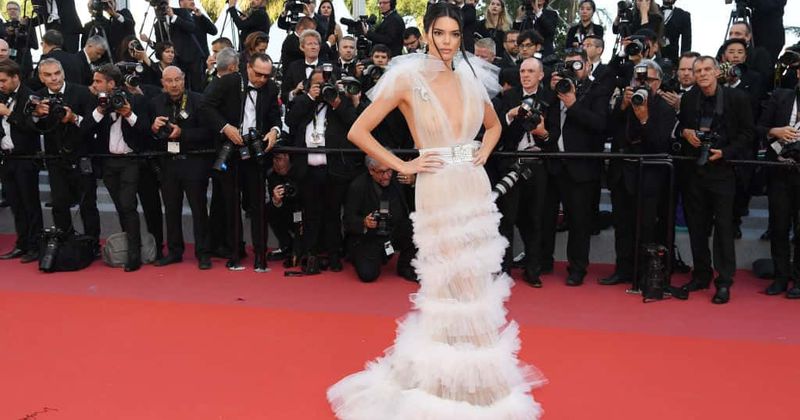 Kas Kendall Jenner on unustanud, kuidas rinnahoidjat kanda? Modell on veendunud, et vilgutab sel aastal punast vaipa