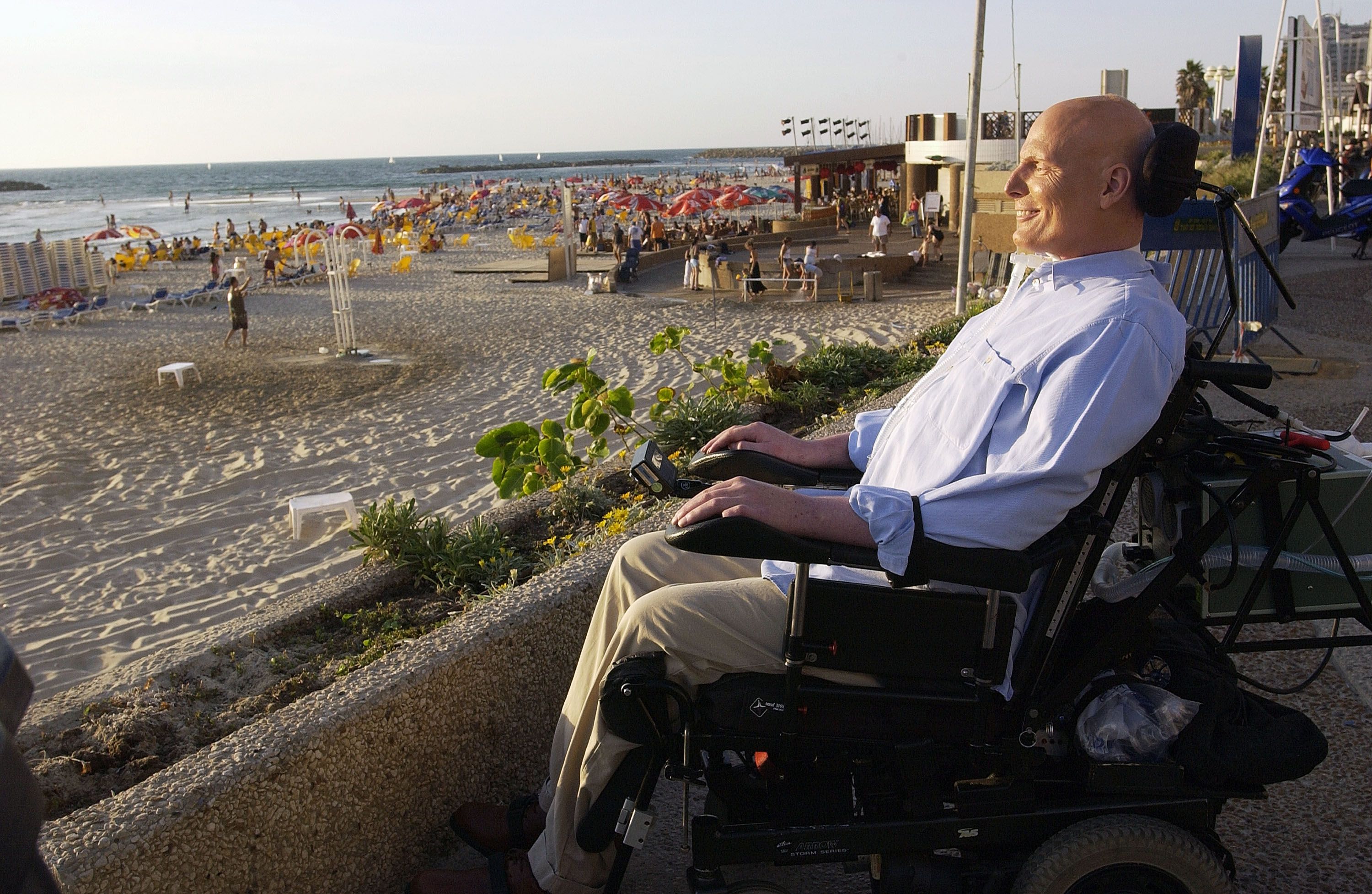 El ex actor Christopher Reeve disfruta de un momento de tranquilidad en el paseo marítimo con vistas al mar Mediterráneo el 1 de agosto de 2003 en Tel Aviv, Israel. Reeve se encuentra en una visita de cuatro días a Israel. (Foto de Israel Hadari-Pool / Getty Images)
