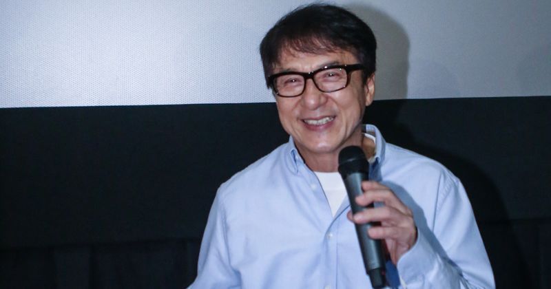 Jackie Chan participa do amfAR Hong Kong Gala no Shaw Studios em 25 de março de 2017 em Hong Kong, Hong Kong. (Foto de Ulet Ifansasti / Getty Images)