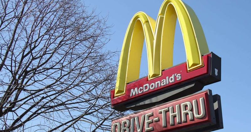Nauji vaizdai apie virusinę „McDonald's“ kovą rodo, kad klientas meluoja darbuotoją prieš prasidedant muštynėms