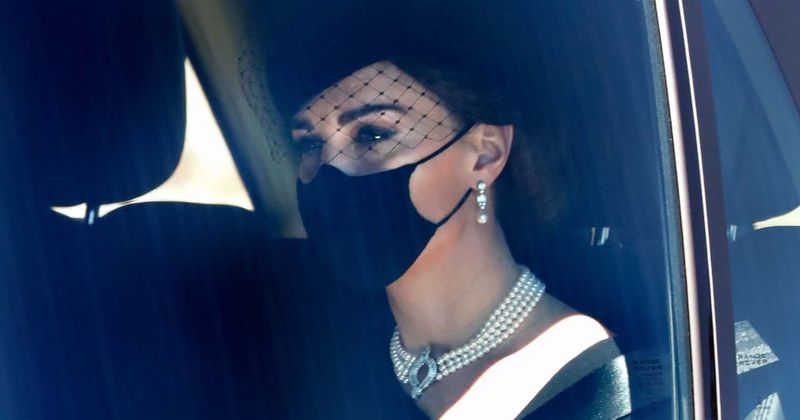 Princo Philipo laidotuvės: Kate Middleton pagerbia karalienę ir Dianą, sujungdama perlų smaigalį su 2 220 USD suknele