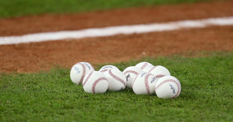 Instagrami mudelid, kes olid MLB-st eluaegse tegevuse keelatud, maksid pärast rinde vilistamist rindades 80 000 dollarit piletite eest
