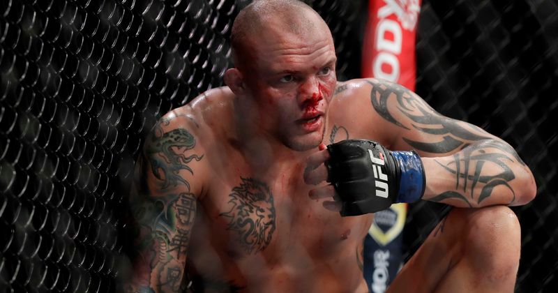 Anthony Smith, do UFC, entregou um dente quebrado ao juiz e se recusou a interromper a luta brutal que o deixou hospitalizado
