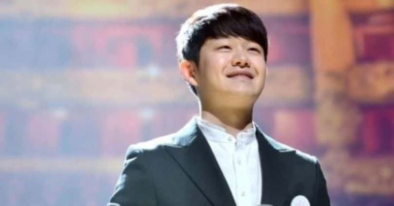 Защо Чой Сунг-Бонг припадна? Южнокорейският певец с диагноза рак уверява феновете