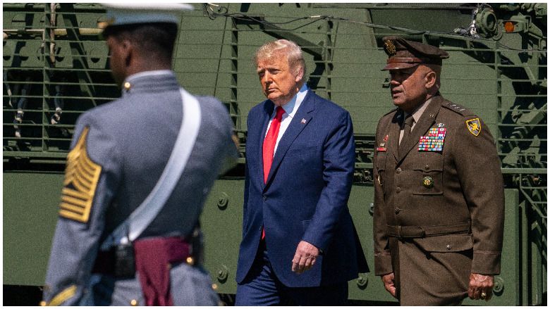 КӨРІҢІЗ: Президент Трамп Вест -Пойнттағы рамппен жүру үшін нәресте қадамдарын қолданады