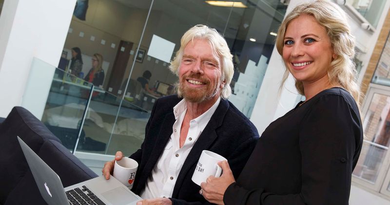Richard Bransons Tochter fliegt Virgin Economy mit drei Kindern, obwohl der Milliardär eine Fluggesellschaft besitzt