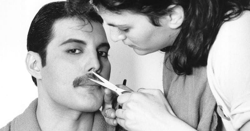 Фреди Меркюри (1946 - 1991), вокалист на хард рок квартет Queen от 70-те, завършващ групата