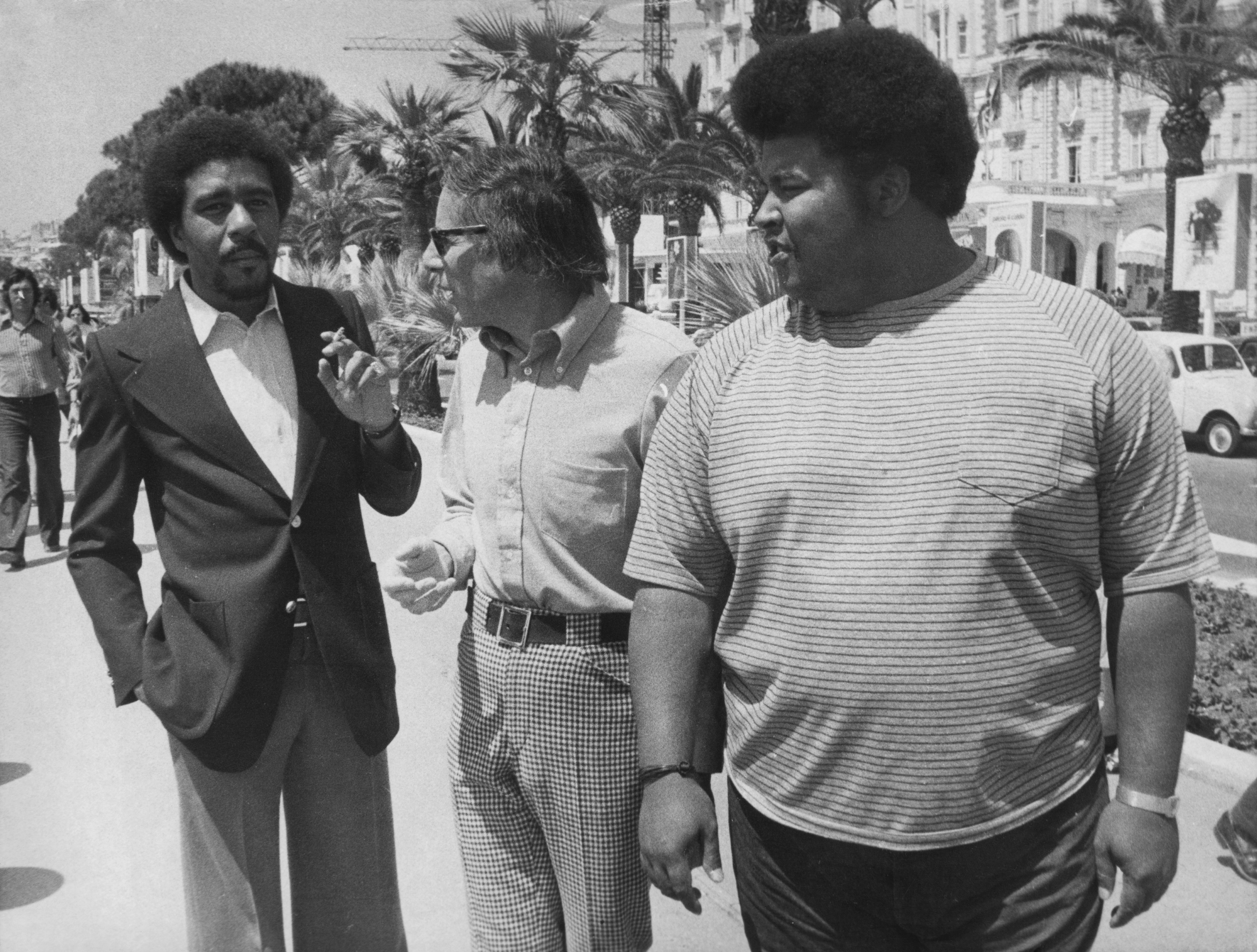 Da esquerda para a direita, o ator Richard Pryor, o diretor Mel Stuart e o produtor Forest Hamilton na Croisette durante o Festival de Cinema de Cannes na França, onde estão promovendo seu filme