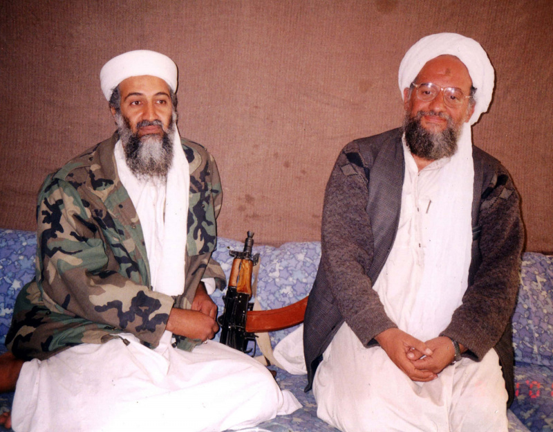   FOTOGRAFIJA BEZ DATA Osama bin Laden (lijevo) sjedi sa svojim savjetnikom Aymanom al-Zawahirijem, Egipćaninom povezanim s mrežom Al Qaeda, tijekom intervjua s pakistanskim novinarom Hamidom Mirom (nije na slici) na nepoznatoj lokaciji u Afganistanu. U članku koji je objavljen 10. studenog 2001. u Karachiju, bin Laden je rekao da ima nuklearno i kemijsko oružje i da bi ga mogao upotrijebiti kao odgovor na američke napade.