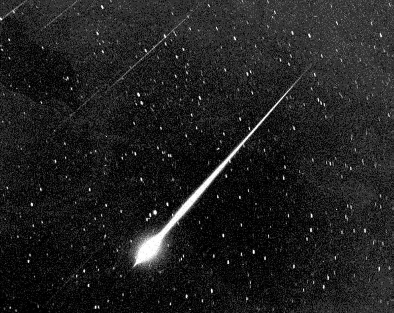   Тази ярка огнена топка Леонид е показана по време на бурята от 1966 г. в небето над Райтууд, Калифорния. Леонидите се появяват всяка година на или около 18 ноември и наблюдателите на звезди са изкушени от ръмеж от 10 или 20 метеора, прелитащи през хоризонта на всеки час. Но на всеки 33 години може да се случи рядка и ослепителна буря на Леонидите, но астрономите вярват, че изданието на Леонидите от 1999 г. вероятно е спечелило'T Equal 1966, Which Peaked At 144,000 Meteors Per Hour. (Courtesy Of  (Photo By Nasa/Getty Images)